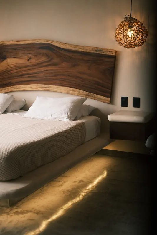 La même chambre le soir, le lit éclairé par en dessous.